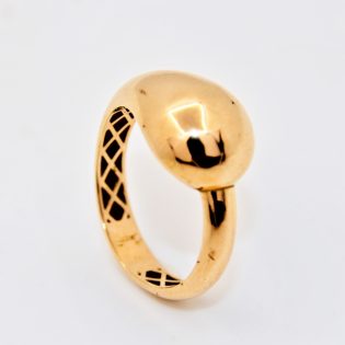 Bague moderne en or 18K avec design géométrique audacieux.