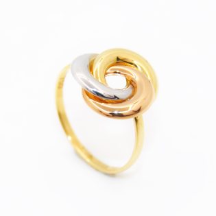 Bague moderne en or 18K avec design géométrique audacieux.