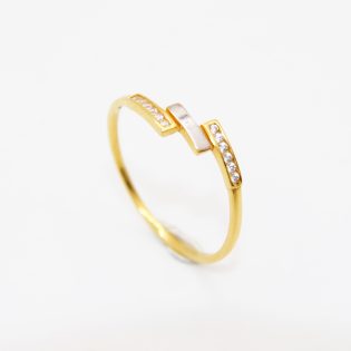 Bague moderne en or 18K avec design géométrique audacieux.