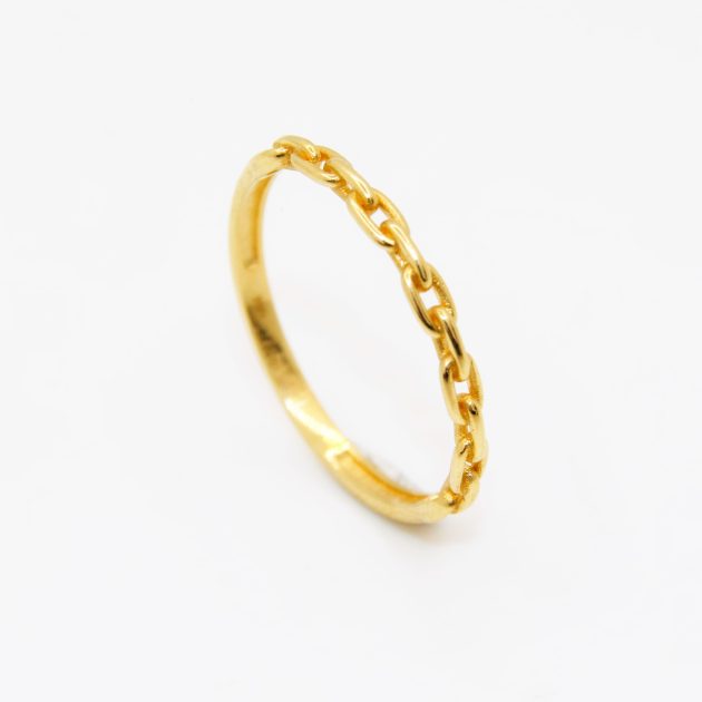 Bague moderne en or 18K avec design géométrique audacieux.