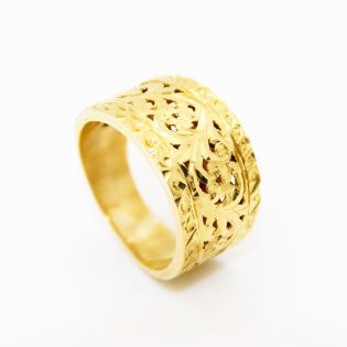 Bague traditionnelle en or 18K, design authentique et raffiné.