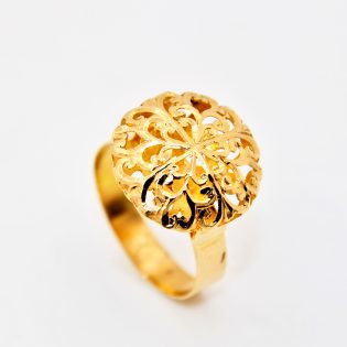 Bague traditionnelle en or 18K, design authentique et raffiné.