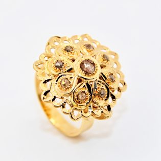 Bague traditionnelle en or 18K sertie avec des rosaces, design artisanal.