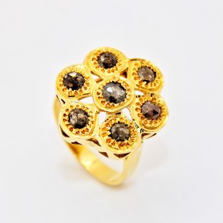 Bague traditionnelle en or 18K sertie avec des rosaces, design artisanal.