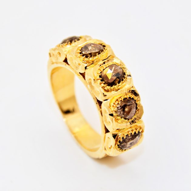 Bague traditionnelle en or 18K sertie avec des rosaces, design artisanal.