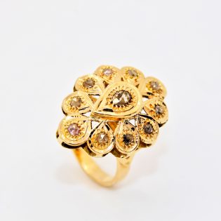 Bague traditionnelle en or 18K sertie avec des rosaces, design artisanal.