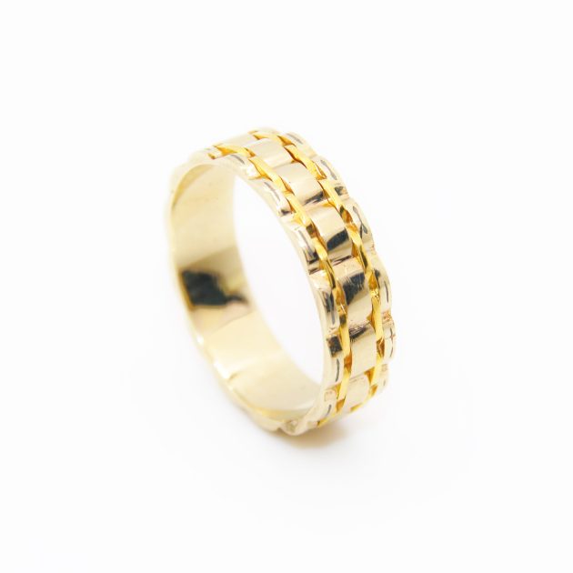 Bague homme en or 18K, design moderne et raffiné.