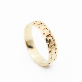 Bague homme en or 18K, design moderne et raffiné.