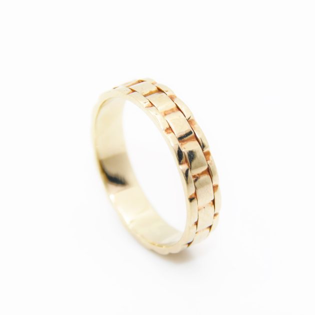 Bague homme en or 18K, design moderne et raffiné.