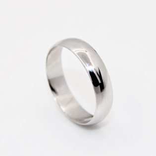 Bague homme en or 18K, design moderne et raffiné.