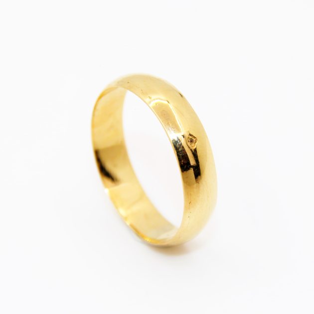 Bague homme en or 18K, design moderne et raffiné.