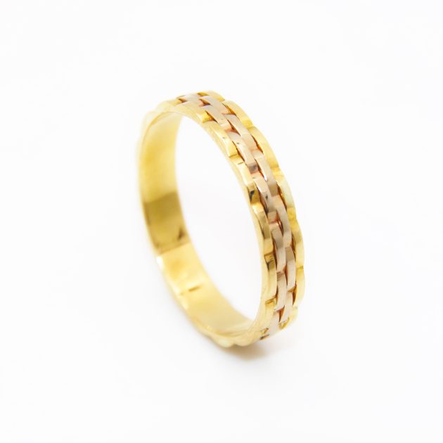 Bague homme en or 18K, design moderne et raffiné.