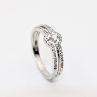 Bague en diamants en or blanc 18K, design élégant.