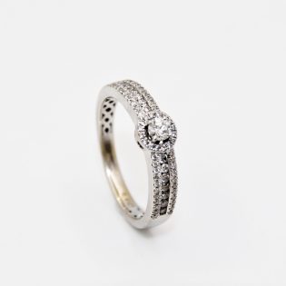 Bague en diamants en or blanc 18K, design élégant.