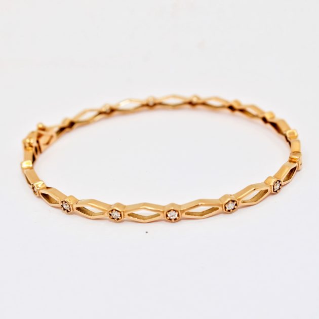 Bracelet moderne en or 18K, design minimaliste et élégant.