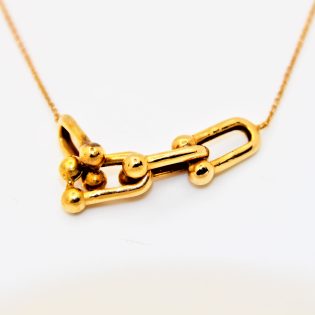 Chaîne pendentif moderne en or 18K, design minimaliste.