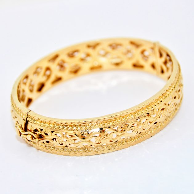 Bracelet traditionnel en or 18K avec des motifs artisanaux.