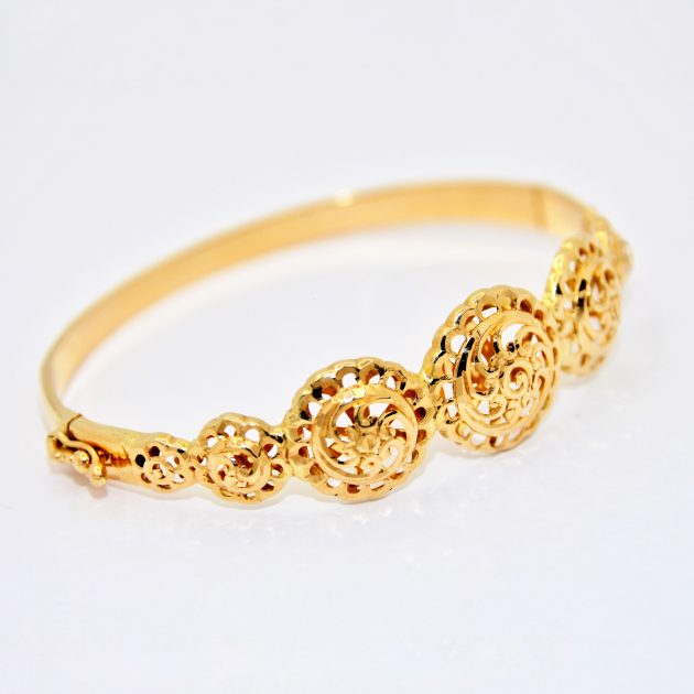 Bracelet traditionnel en or 18K avec des motifs artisanaux.