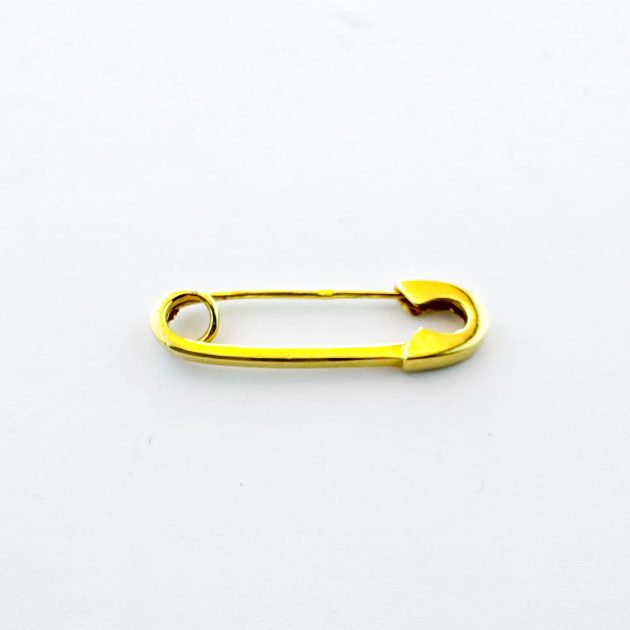 Broche pour bébé en or délicatement conçue, idéale pour un cadeau raffiné.
